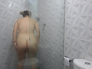 Grabo A Mi Hermosa Hermanastra Mientras Se Ducha. Tiene Un Cuerpo Hermoso