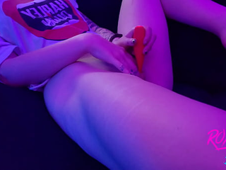 Roxy Lights Masturbating With Toy